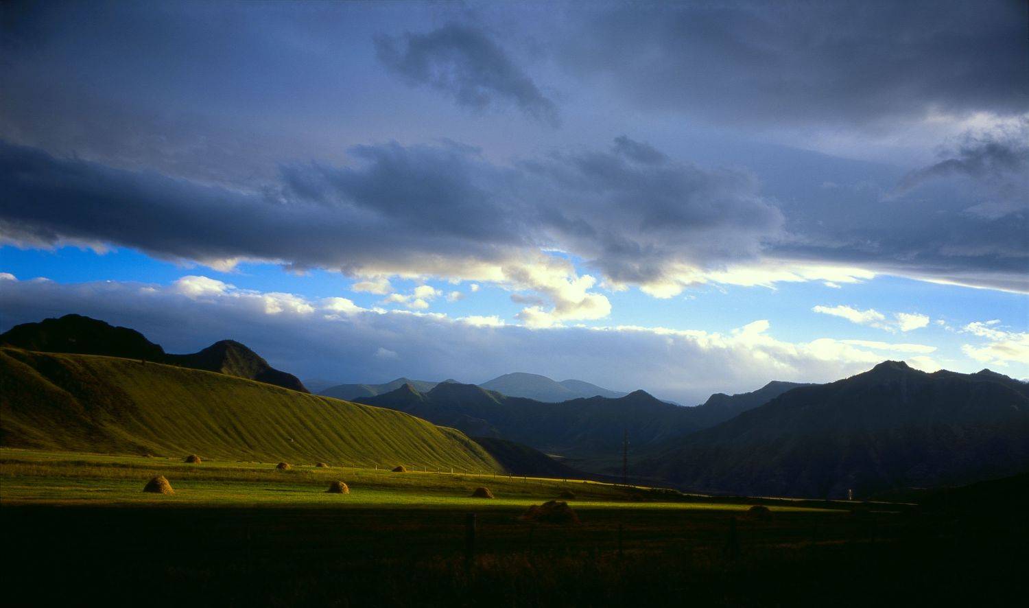 горы, дождь, небо, стог, облака, поле, царапина, Алтай, Дмитрий Ткаченко