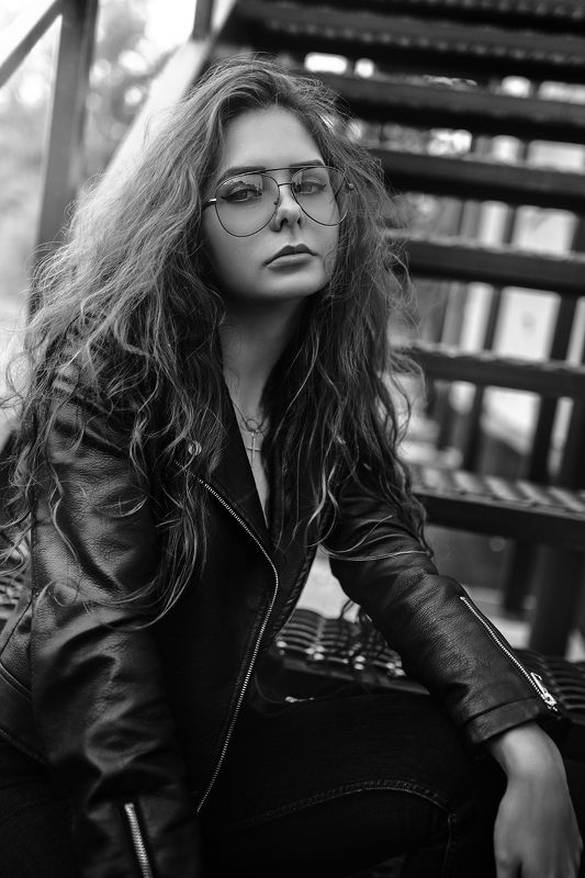 портрет, девушка, улица, чб Вероника фото превью