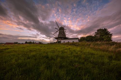 Вечер у старой мельницы в датской деревне Бого-Бю.