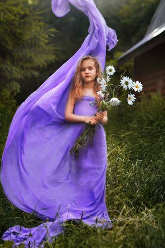 С букетом ромашек