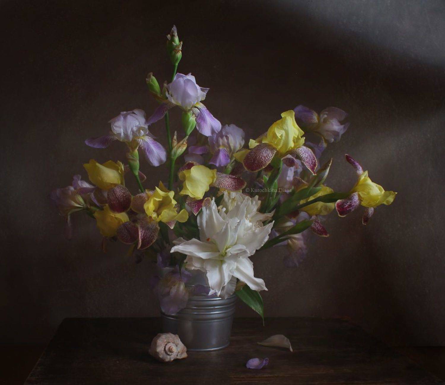 натюрморт, цветы, букет, ирисы, белая лилия, Курочкина Диана