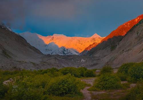 Безенгийская стена на рассвете
