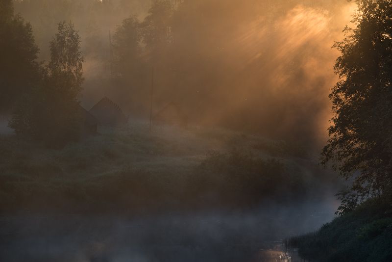 новгородская область, рассвет, пожар На берегу, у старых бань фото превью
