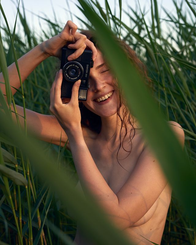 girl, nude, naked, photo, photographer, camera, outdoors, saint-petersburg, ginger, grass, green, smile, smiling, dawn, morning Эликон 35с фото превью