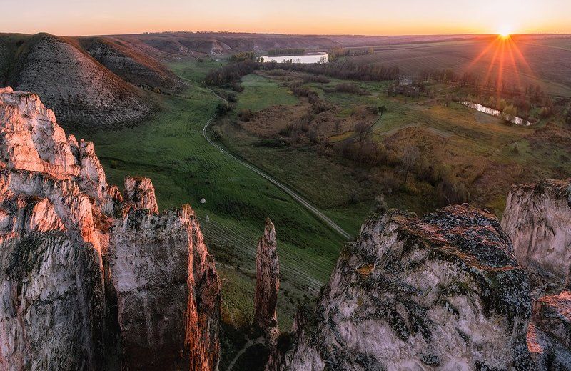 Рассвет меж розовых скал фото превью