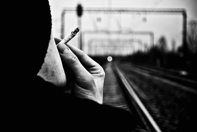 B&w, Black & white, Black and white, Mood, Railroad, Train, Деревья, Железная дорога, Настроение, Поезд, Пути, Рука, Сигарета, Ч/б, Чб, Человек, Черно-белое фото, Чёрный, Шапка *** фото превью