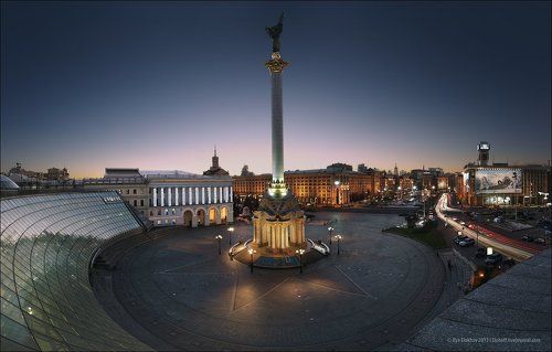 Вечірній Майдан Незалежності.