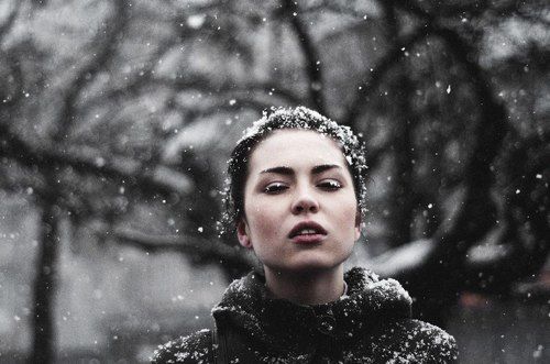 И метели заводят веселые прялки.