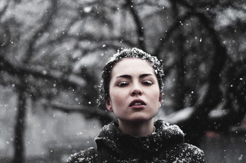 Портрет девушки зима И метели заводят веселые прялки. фото превью