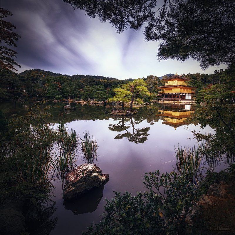 Kinkaku-ji at rainy day фото превью