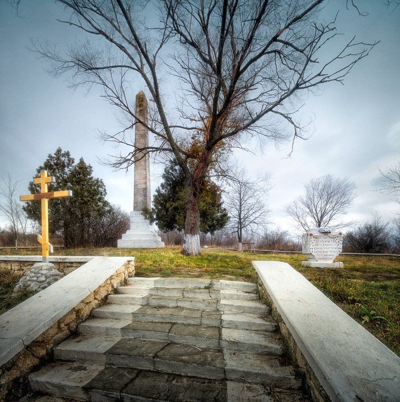 На совершенно пустынной проселочной дороге ... фото превью