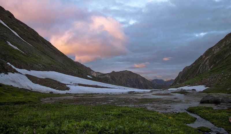 Закатное солнце торопит приход темноты фото превью