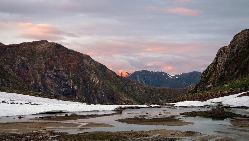 Алело небо на закате, лучами солнца золотясь. фото превью