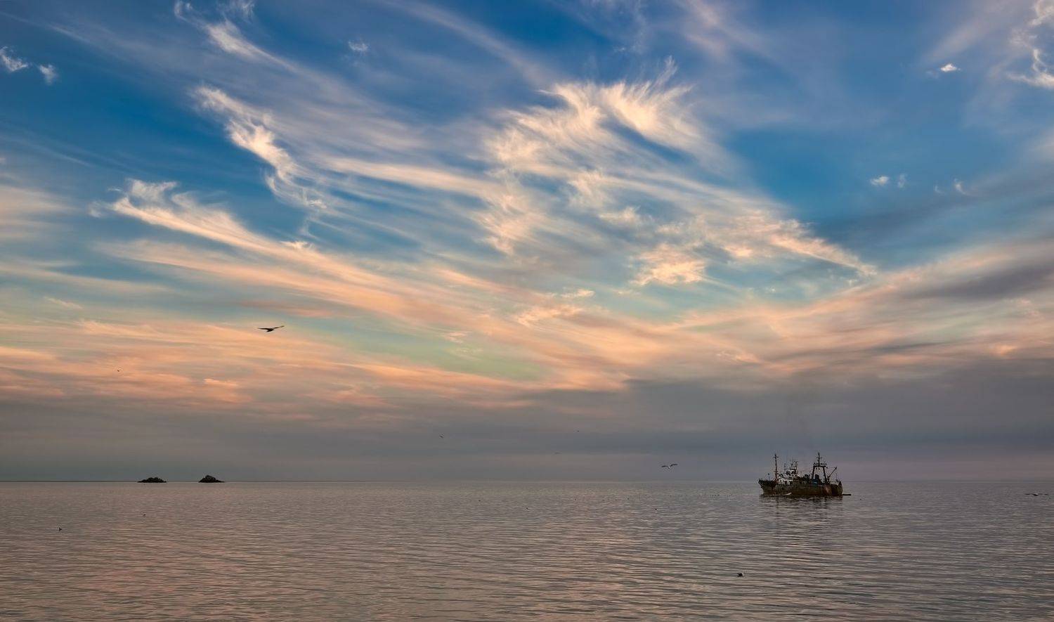 лето, охотское море, скалы, судно, сртм, Евгений Паршуков