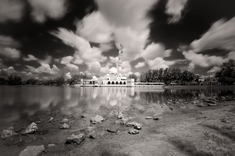landscape nikon mosque white black water Tengku Tengah Zaharah Mosque фото превью