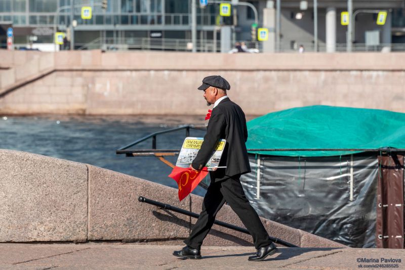 стритфото, репортаж, уличный портрет, город, люди, санкт-петербург, nikon Спешащий на работу Ленин фото превью