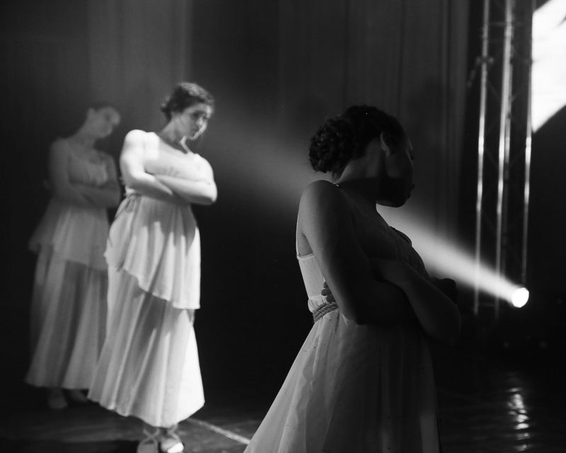 девушка, танцы, чб --- фото превью