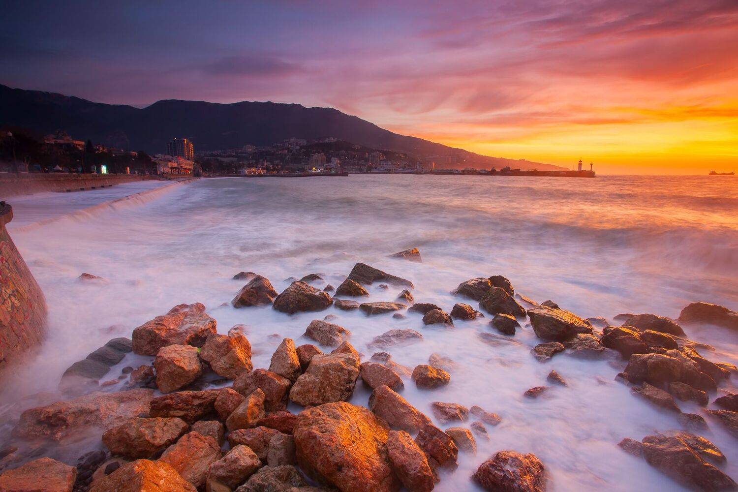 ялтинский маяк, крым, ялта, черное море, маяк, навигация, ялтинский залив, ялта порт, мартьян, мыс мартьян, Serge Titov