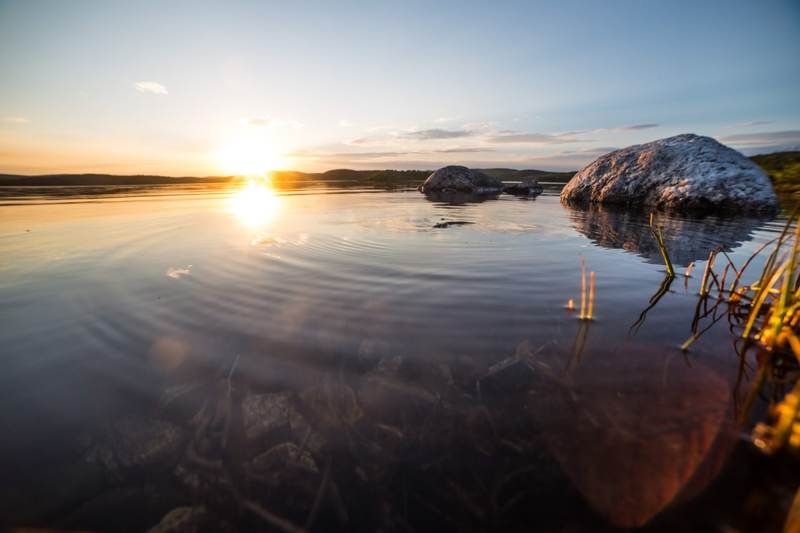 пейзаж, солнце, капля, озеро, вода, камень На закате фото превью