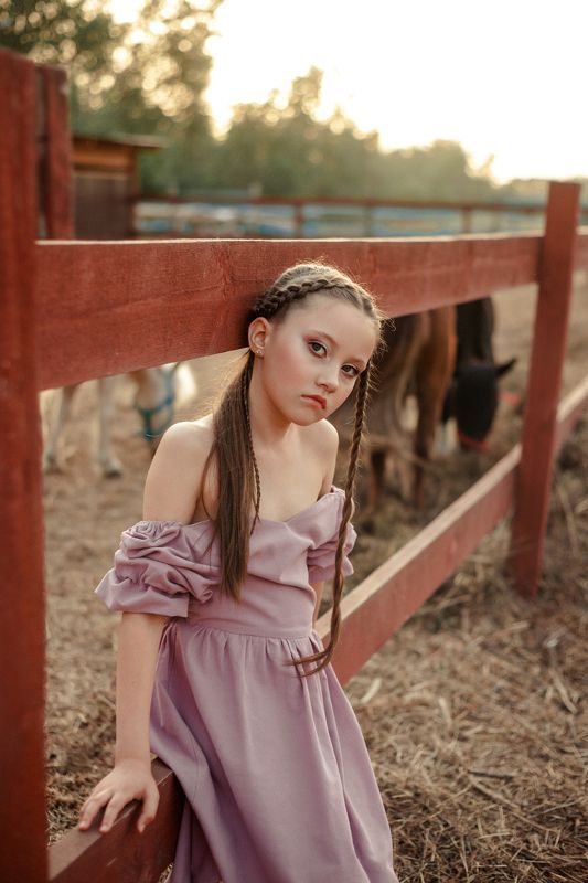 портрет,портрет девочки На фоне пони фото превью