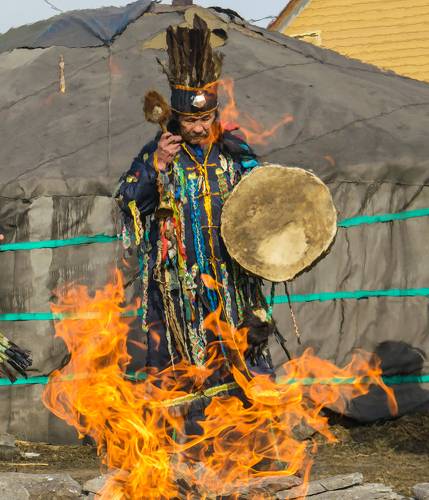 Шаман во время обряда