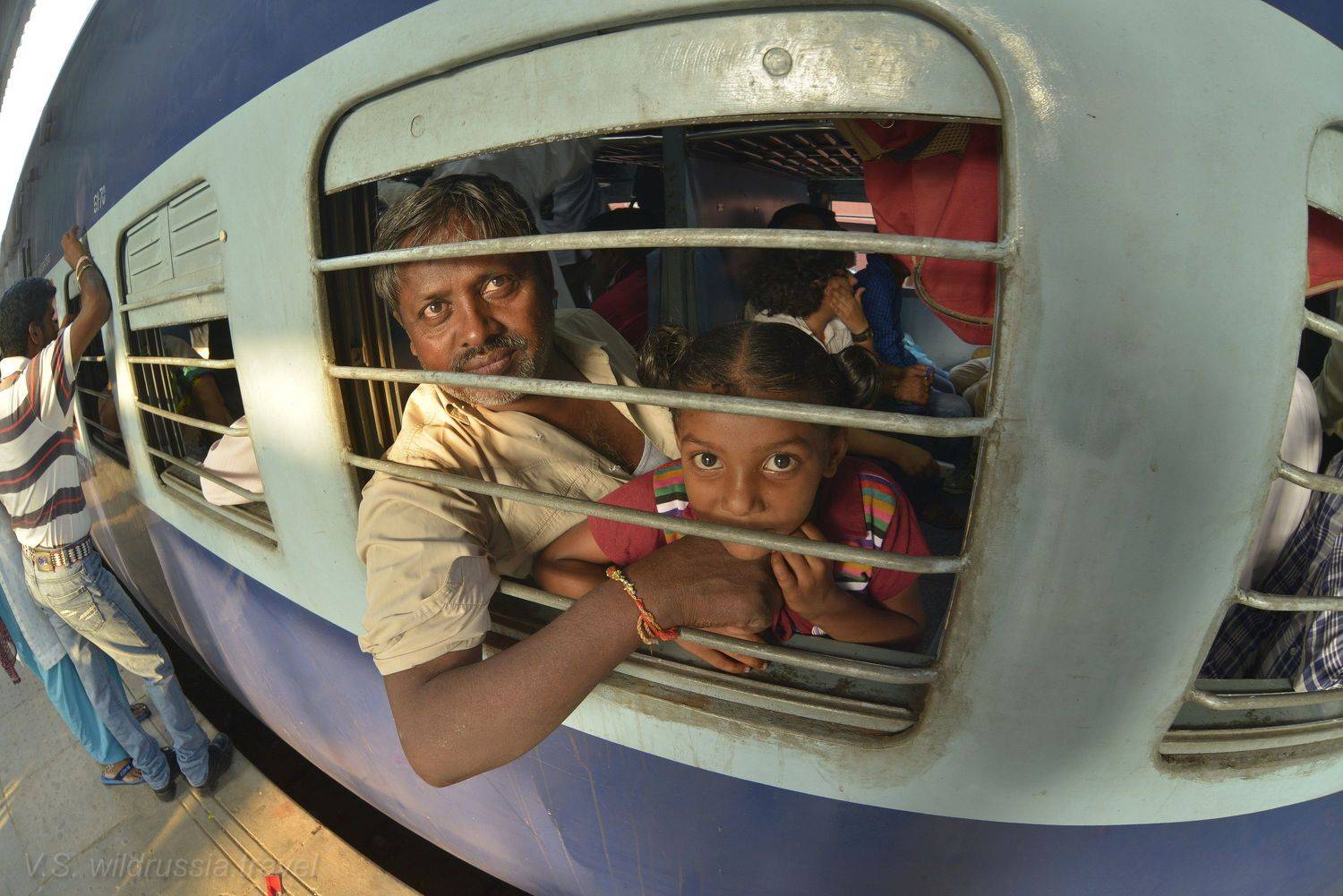 индия, улыбка, приветствие, отец, дочь, окно, решётка, безопасность, поезд, транспорт, путешествие, шагнивнеизведанное, Владимир Столяров