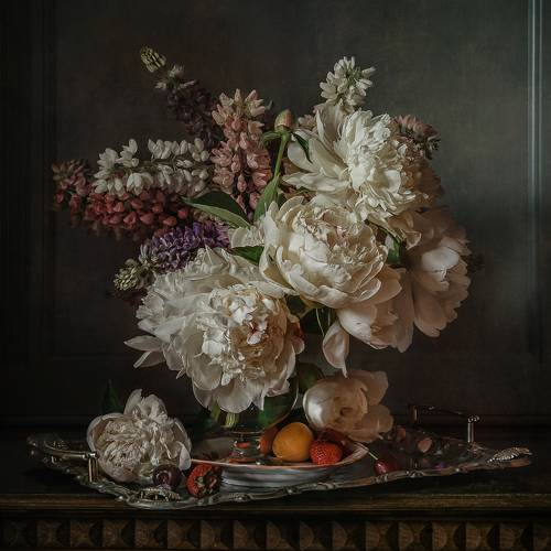 Белые пионы