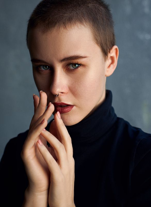 портрет, взгляд, цвет, руки, короткие волосы Кристина фото превью