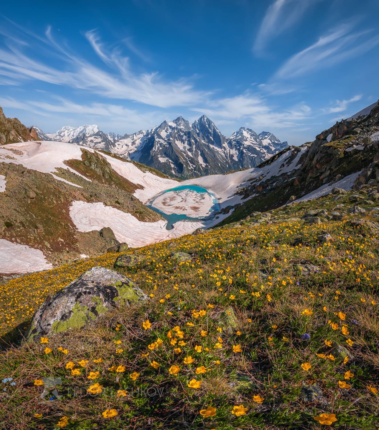 северный кавказ, горы, гора, вершина, путешествие, туризм, хребет, нахарский хребет, нахар, махар, трехозерьё, озеро, горное, даутский заказник, карачаево-черкесия, весна, лето, цветение, цветы, лютик, облака, снег, луга, луг,, Лашков Фёдор