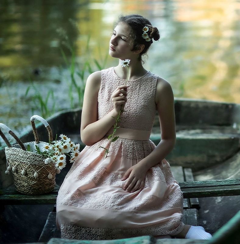 девочка, ромашка,лето,лодка,сюжет, природа, girl, flower, camomile, summer, nature Ромашка фото превью