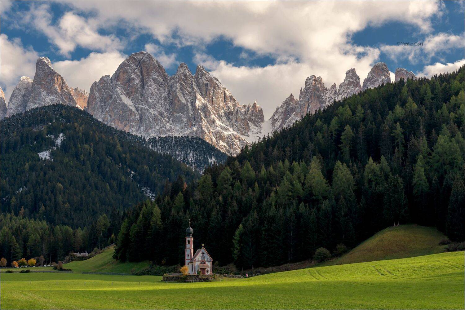 доломитовые альпы,santa maddalena,деревня,val di funes,лето,odle,италия,alps,ranui,san giovanni,церквушка,аlpine church, Василий Гори