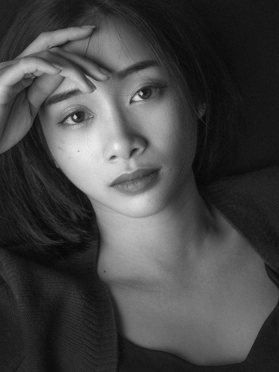 portrait, woman, female, vietnamese, asian, girl, studio, mood, mood portrait, bw, black and white, monochrome, Hoang Viet Nguyen