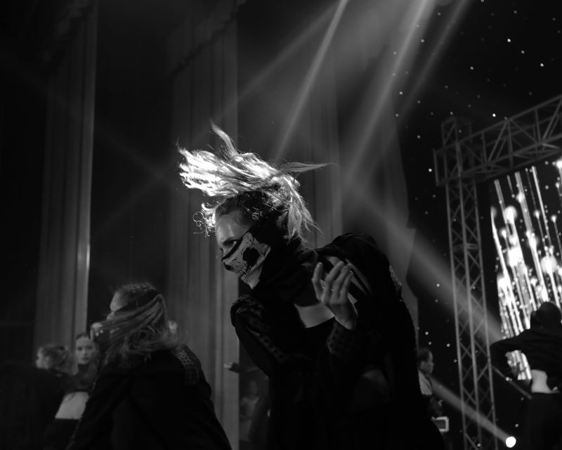 танец, девушка, чб --- фото превью