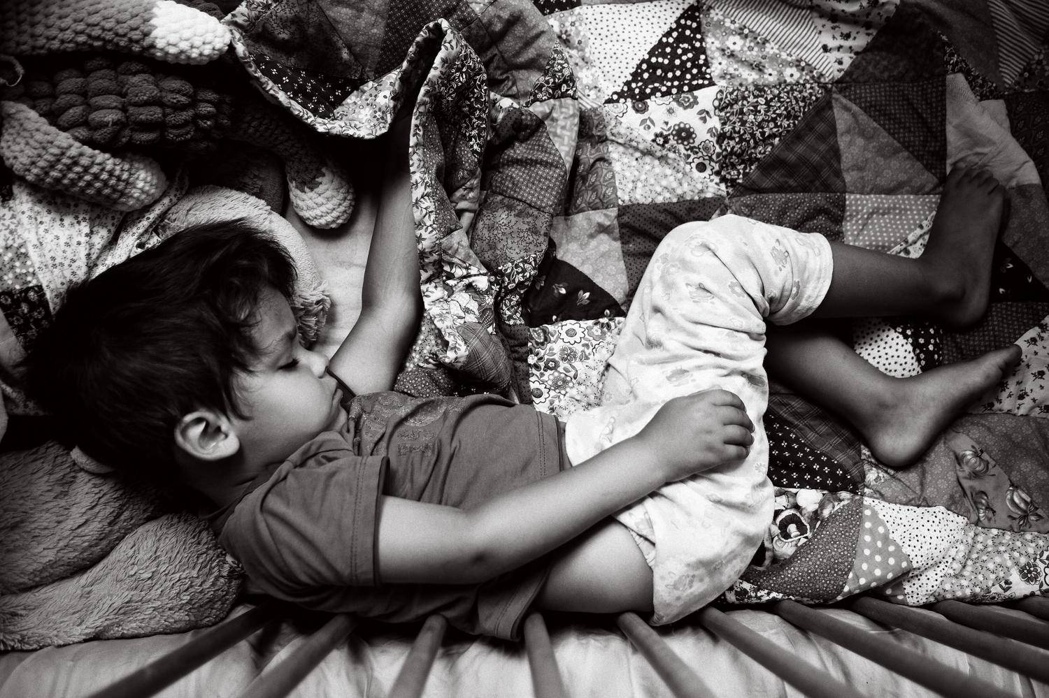 портрет, жанр, монохром, кроввать, сон, детство, сын, Sergey Shulga