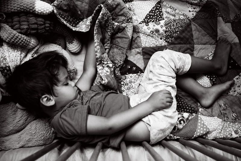 портрет, жанр, монохром, кроввать, сон, детство, сын Мой сын фото превью