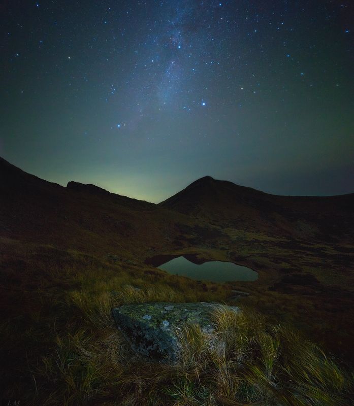 ночь, горы, пейзаж, карпаты, хребет, звезды, млечный путь, трава, осень, ночное небо, камень, озеро, несамовитое, отражение, путешествие, night, sky, stars, nightscape, panorama, travel, carpathians, mountains, grass, milky way, landscape, lake, stone Страж горного озера фото превью