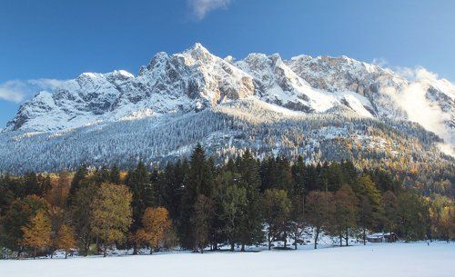 Просыпалась осень, снегами укутанная...