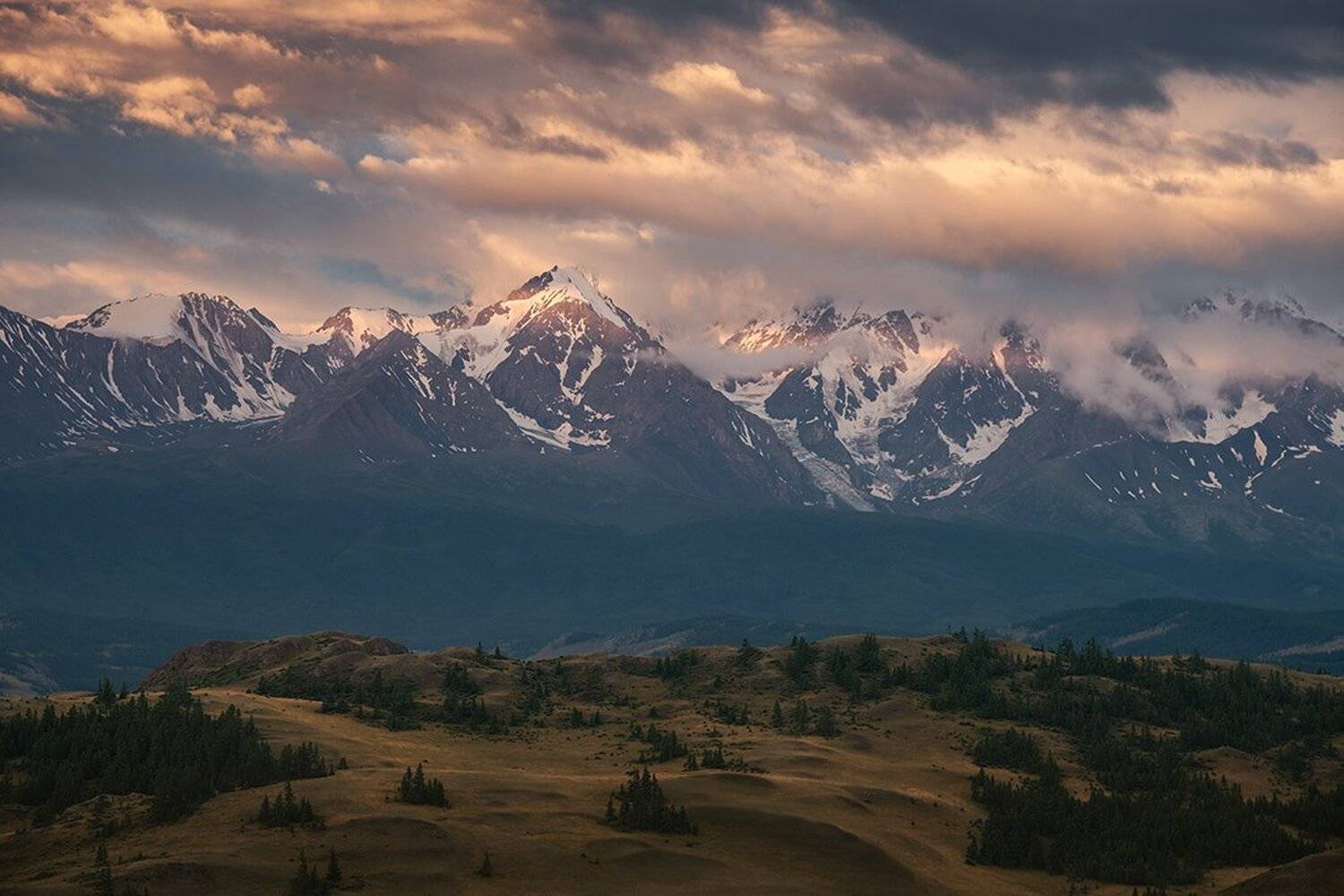 алтай, большой, восход, высокий, горный алтай, горы, желтый, зеленый, золотой, красивый, ледник, лучи, пейзаж, полоса, природа, путешествия, размер, разрешение, рассвет, розовый, сибирь, скалы, снег, утро, Дмитрий Антипов