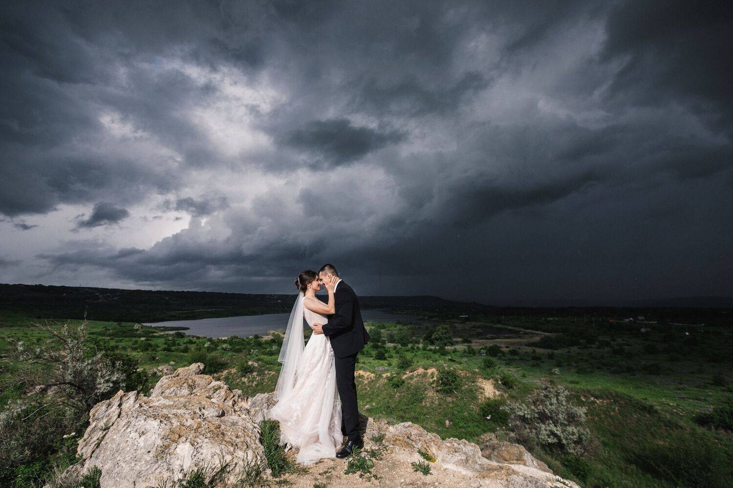 nature, природа, пейзаж, scenery, пара, couple, любовь, love, тучи, clouds, облака, дождь, rain, гроза, storm, свадьба, wedding, жених, groom, невеста, bride, Марк Райзов