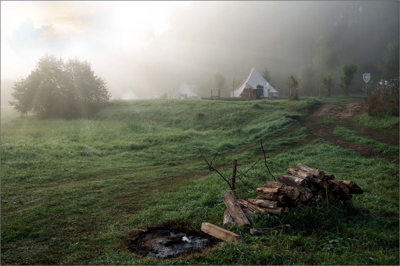 утро рассвет туман палатки Утро в кемпинге фото превью