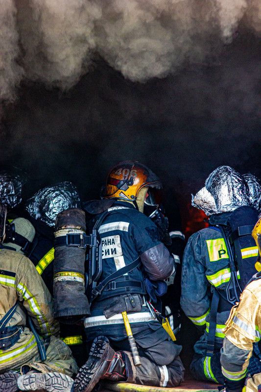 огонь пожарные мчс fire firefighter rescue спасатели дым работа жар тепло в огне фото превью