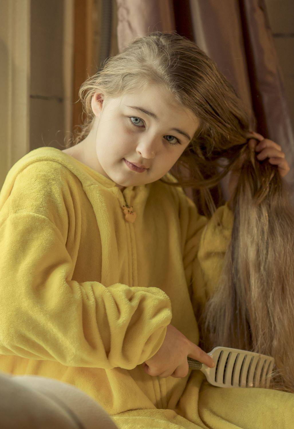 портрет,девочка,утро,волосы,расчесывать, Юлия Мазуркевич