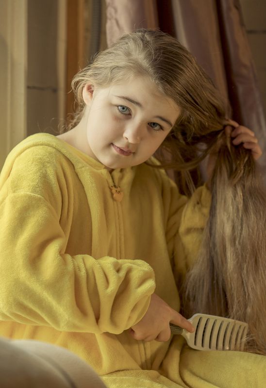 портрет,девочка,утро,волосы,расчесывать Утро фото превью