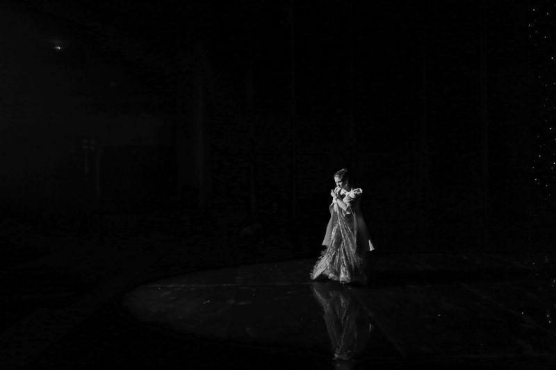 танец, девушка, чб --- фото превью