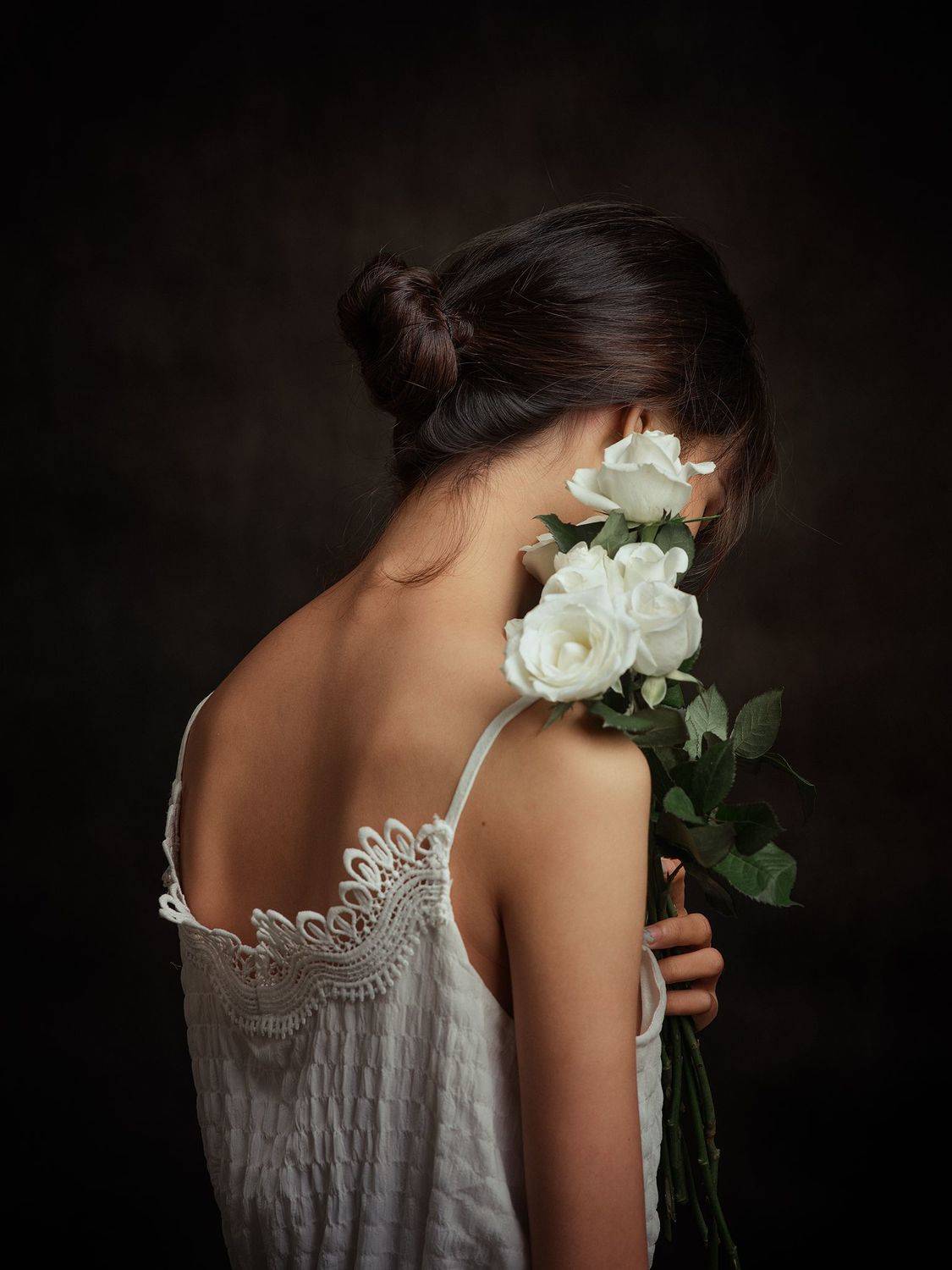 portrait, woman, female, vietnam, vietnamese, asian, girl, studio, mood, mood portrait, roses, flowers, young, skin, Hoang Viet Nguyen