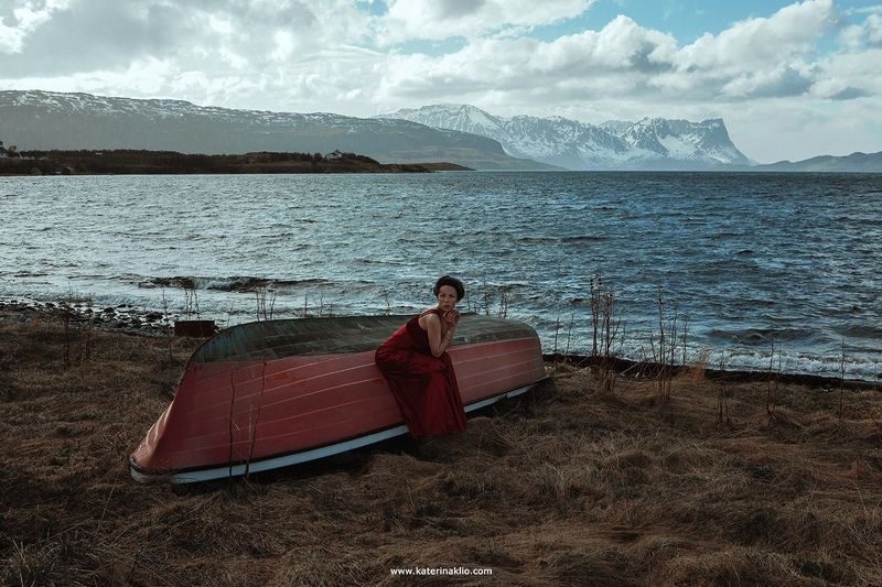Loneliness, ocean, mountains, norway, boat, red, woman, model, feel, feeling, air, Scandinavia, northern, north Loneliness фото превью