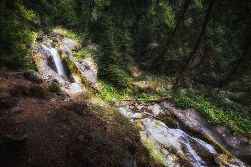 Потоки горной реки фото превью