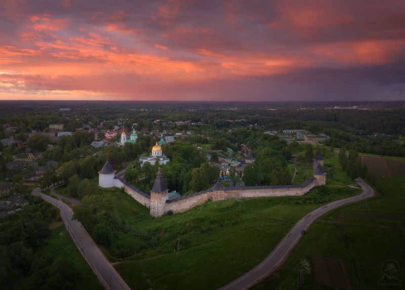 печоры, монастырь, закат, псков Закат в Печорах фото превью