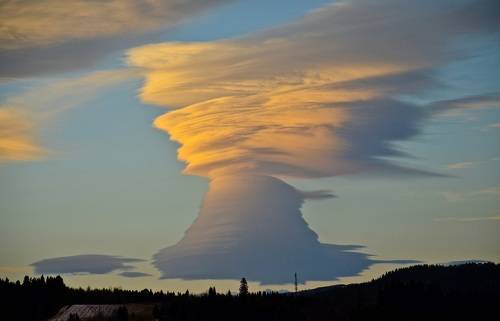 Мирный взрыв. Лентикулярные облака.