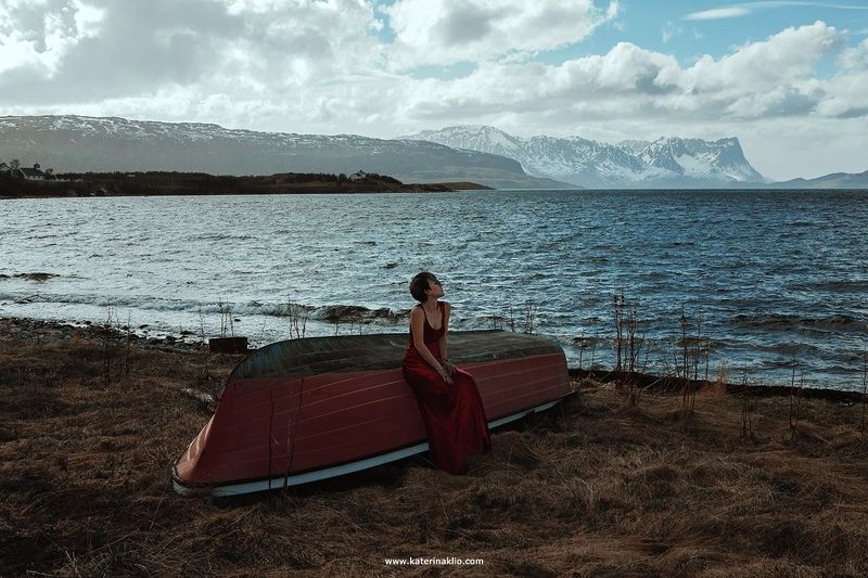 Loneliness, ocean, mountains, norway, boat, red, woman, model, feel, feeling, air, Scandinavia, northern, north Loneliness фото превью